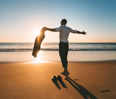 Hombre jóven tranquilo disfrutando la playa con asma controlado